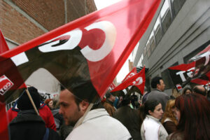 Un centenar de militantes de CGT se concentran en Madrid por la readmisión de Paz Oyó