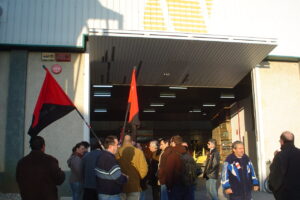 Militantes de CGT se han concentrado en solidaridad con el compañero despedido en Madercant (Sedaví, Valencia)