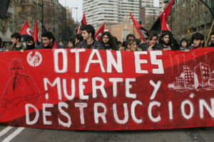 Manifestación en Zaragoza contra la instalación de la base de la OTAN (Galería de imágenes)
