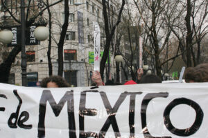 Una treintena de personas realizan un acto de protesta en Madrid contra las continuas violaciones de los derechos humanos en México