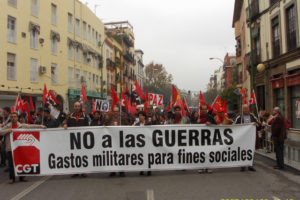 Miles de personas se manifiestan en Sevilla contra la OTAN