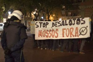 Más de 300 ’okupas’ se manifiestan sin incidentes en Barcelona contra los desalojos