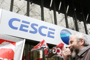 Varias decenas de delegados de CGT se concentran a las puertas de CESCE