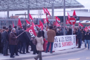 Multitudinaria concentración contra los despidos en el Santander.