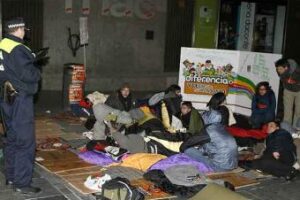 Veinte jóvenes duermen en la calle en Madrid para exigir una vivienda digna
