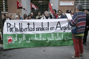 Militantes de CGT se concentran frente a la embajada argelina contra la falta de libertad sindical y social en el país norteafricano