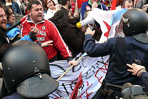 La Policía carga contra trabajadores de Atento que protestaban en A Coruña por el despido de 179 compañeros