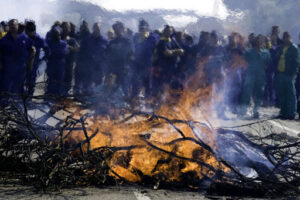 Los trabajadores de Delphi reanudan sus protestas y cortan la carretera N-443