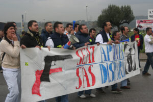 Imágenes de la concentración de los trabajadores de SAS frente a las puertas de ’EUROSIT’ y en la puerta de entrada y salida de camiones en SEAT