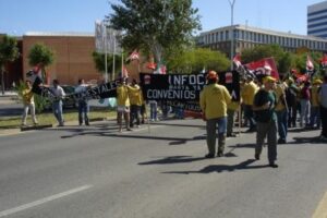 300 trabajadores se han manifestado ante la conferencia internacional de incendios forestales contra la precariedad