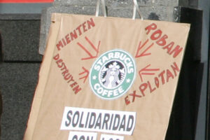 Militantes de CGT llevan a cabo una acción contra la represión sindical en Starbucks