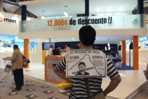 Activistas por la vivienda digna protestaron en el Salón Inmobiliario de Madrid