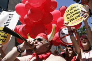 SANFERMINES. Un «encierro humano» denuncia la corrida a puertas de las fiestas de San Fermín