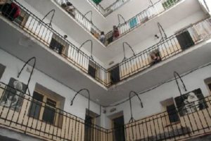 Madrid : intento de desalojo mafioso de la nueva okupación «El Patio Maravillas»