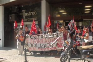 Concentración en protesta por los 25 despidos de Atento-Valencia