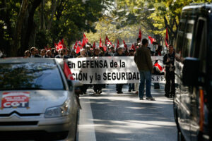 Más de un centenar de militantes de CGT marchan en estos momentos en Madrid por el conflicto del AVE