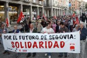 Alrededor de 200 personas convocadas por CGT recorren las calles de Segovia para pedir soluciones al problema laboral del grupo Proinserga