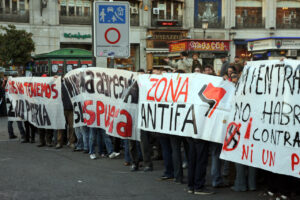 Multitudinaria concentración antifascista en la Puerta del Sol
