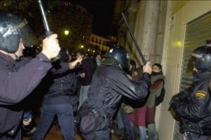 Varios detenidos y cargas policiales durante una manifestación antifascista en Granada
