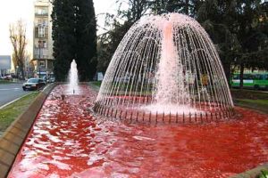 19 fuentes de Madrid son teñidas de rojo a un mes del asesinato de Carlos Palomino