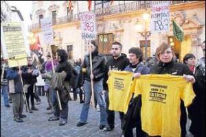 CGT y CNT exigen la readmisión de los doce trabajadores de Salom en IB3