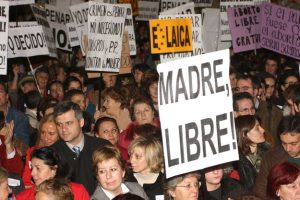 Miles de personas llenan la madrileña Puerta del Sol por el derecho de las mujeres a decidir