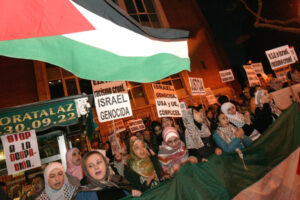 Medio millar de personas se concentraron ayer frente a la Embajada israelí contra la masacre del pueblo palestino