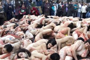 Barcelona. Desnudo colectivo contra la industria peletera