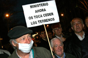 Madrid : cerca de 2.000 vecinos se manifiestan para pedir un hospital en los terrenos de la antigua cárcel de Carabanchel