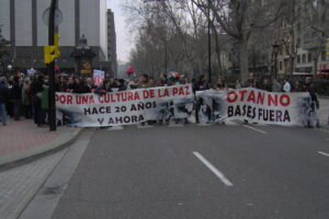 Más de un millar de personas se manifiestan contra la instalación de una base de la OTAN en Zaragoza