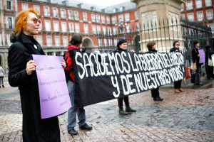 Imágenes de la concentración de ayer en Madrid de Mujeres de Negro ante el enquistamiento de la violencia en el País Vasco