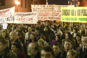 Miles de personas se concentran en Madrid frente a la Consejería de Sanidad para denunciar el deterioro de la sanidad pública