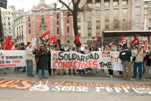 Doscientas personas se solidarizan con la lucha de los conductores de TMB Barcelona frente a la Delegación de la Generalitat en Madrid