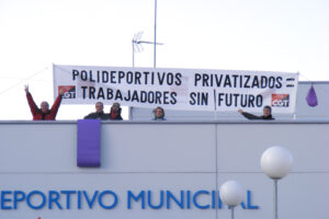 Delegados de CGT se encierran en el polideportivo de La Almudena