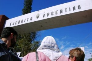 Argentina : escrache al batallón de Ingenieros de Construcciones 181 de la ciudad de Neuquén
