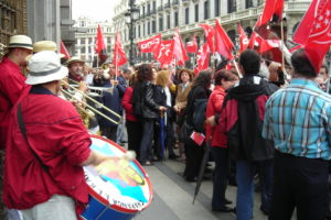 Un millar de personas se concentran en Madrid contra la precarización del empleo en el BBVA