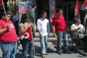 Trabajadores de Bolexgolf se encadenan ante la puerta de la Delegación de la Consejería de Empleo de la Junta de Andalucía en Málaga