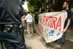 Varias decenas de personas se concentran frente a la Audiencia Nacional para denunciar los intentos del gobierno mexicano de obstaculizar la investigación del «caso Atenco»