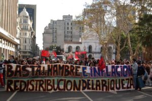 Argentina : protesta de movimientos sociales contra el hambre y la inflación