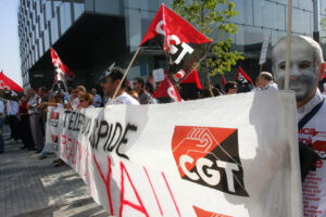 Cientos de personas, convocadas por CGT, se manifiestan por la readmisión de los despedidos de Telefónica