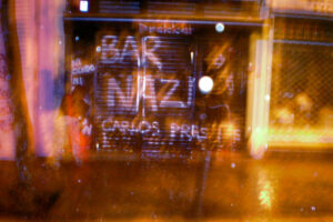 Una tienda y dos bares nazis, sellados y pintados por antifascistas a 10 meses del asesinato de Carlos Palomino