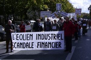 3.000 personas se manifiestan en París contra los parques eólicos