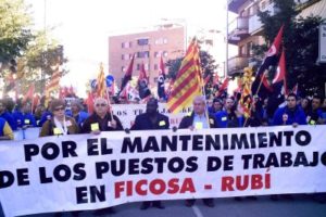 Multitudinaria manifestación contra el ERE de FICOSA-Rubí