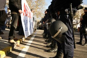 Militantes de diversas organizaciones y colectivos, entre ellas CGT, se concentran frente a la Embajada de Grecia para protestar por el asesinato de Alexandros