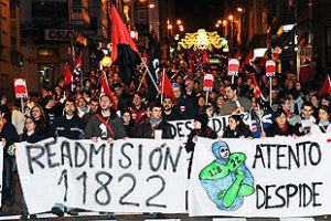 Centenares de trabajadores de Atento Coruña convocados por CGT protestan por despidos y el desmantelamiento paulatino de su centro laboral