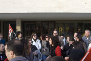 Imágenes de la concentración de trabajadores de SITEL a las puertas de las Cortes de Castilla y León ayer