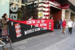 Concentración de CGT en las puertas del INEM de Compromiso de Caspe, en Zaragoza