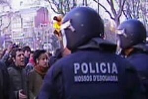 Brutal desallotjament policial dels estudiants tancats al rectorat de la UB. Comunicat de CGT Catalunya.