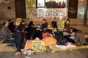 VdeVivienda realiza una dormida en la calle para llamar a la movilización por una vivienda digna el 14 de marzo a las 18 horas en la Puerta del Sol