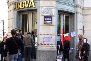 CGT cierra simbólicamente bancos en Valladolid en protesta por la crisis